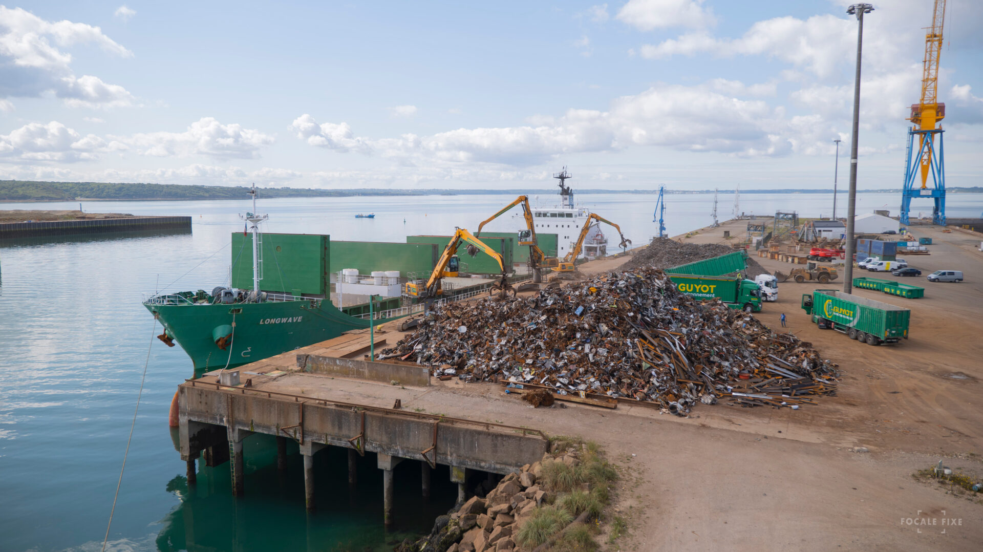 cargo en chargement au port du Brest