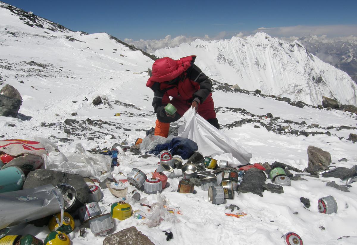 Collecte de déchets sur l'Everest (copyright NAMGYAL SHERPA / AFP)