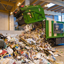 Déchargement de déchets recyclables au centre de tri paris XV