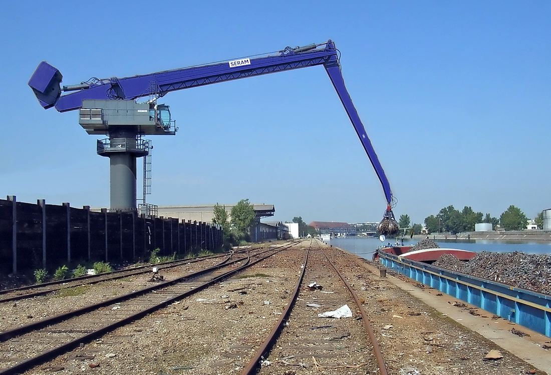 Grue Seram chargeant une péniche