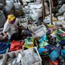 Tri des déchets plastiques à Bangun (en Indonésie)
