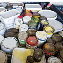 Pots de peinture usagés issus des ménages, stockés en déchetteries et collectés par EcoDDS